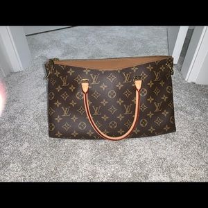 AUTHENTIC
LV Pallas Monogram mm (quetsche)
Tan/ monogram/brown